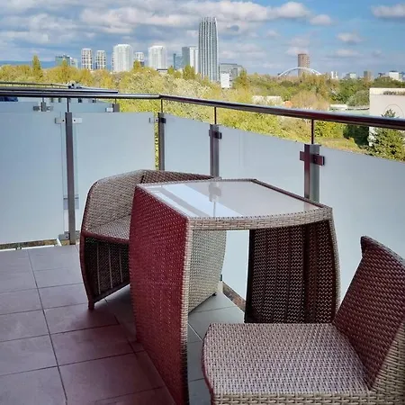 10 Minutes To City: Cozy Urban Lejlighed Bratislava