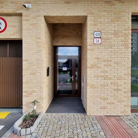 10 Minutes To City: Cozy Urban Lejlighed Bratislava