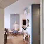 10 Minutes To City: Cozy Urban Apartment