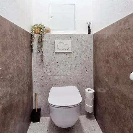 Appartement 10 Minutes To City: Cozy Urban Bratislava